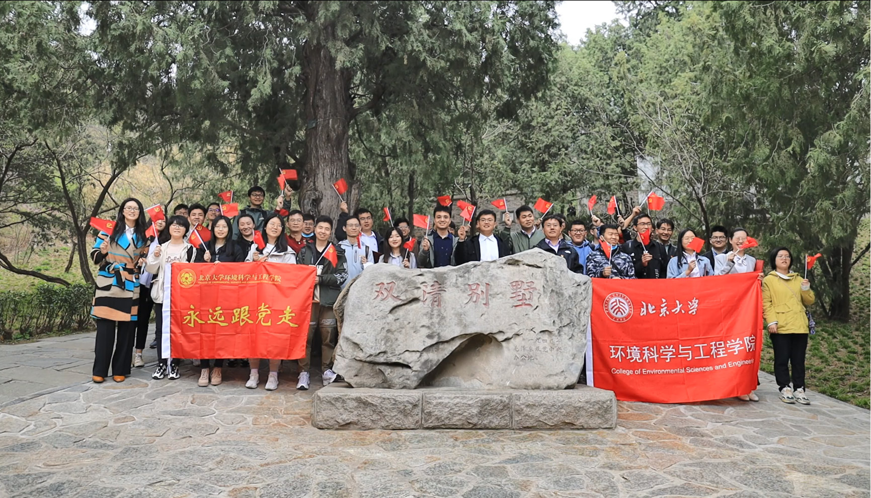 许多人在森林里
中度可信度描述已自动生成